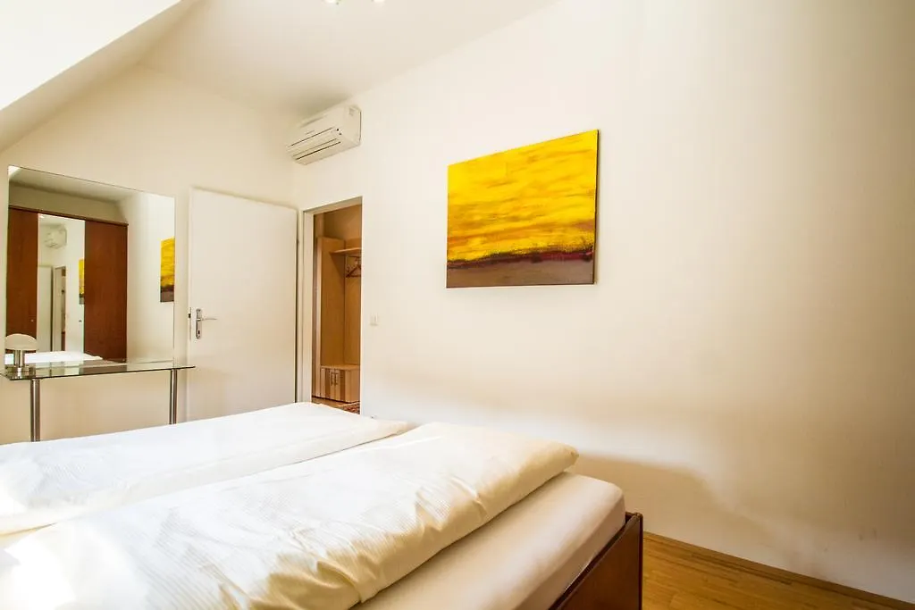 Central Apartments Vienna - Cav 4*,